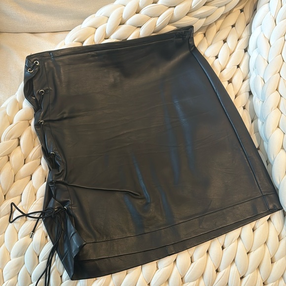 tobi lace-up mini skirt - Picture 2 of 4